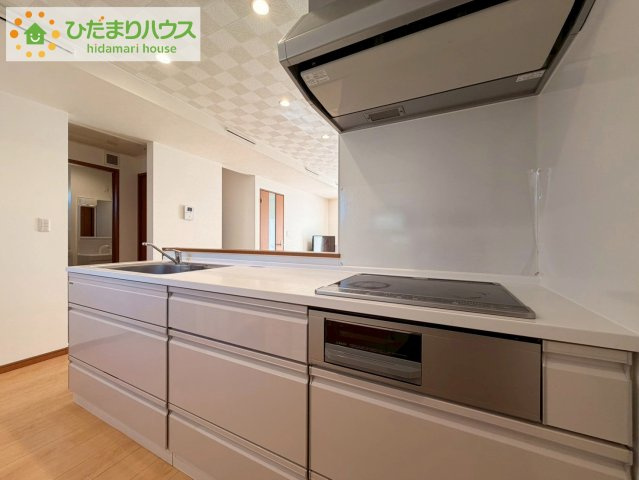 日立市東大沼町3丁目　中古戸建のキッチン|3口コンロと収納豊富なキッチンで、ママの毎日のお料理もはかどります☆
IHなので、コンロ掃除も楽々できちゃいます♪