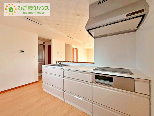Grace Living 日立｜東大沼町3丁目　中古戸建のキッチン|3口コンロと収納豊富なキッチンで、ママの毎日のお料理もはかどります☆
IHなので、コンロ掃除も楽々できちゃいます♪
