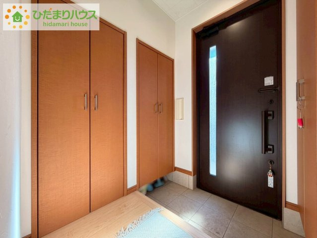 Grace Living 日立｜東大沼町3丁目　中古戸建の玄関|丁度良い靴箱のサイズ♪これだけあれば家族全員の靴がしまえてスッキリ(^O^)
小窓が付いているドアなので明るいスペースになっています♪
