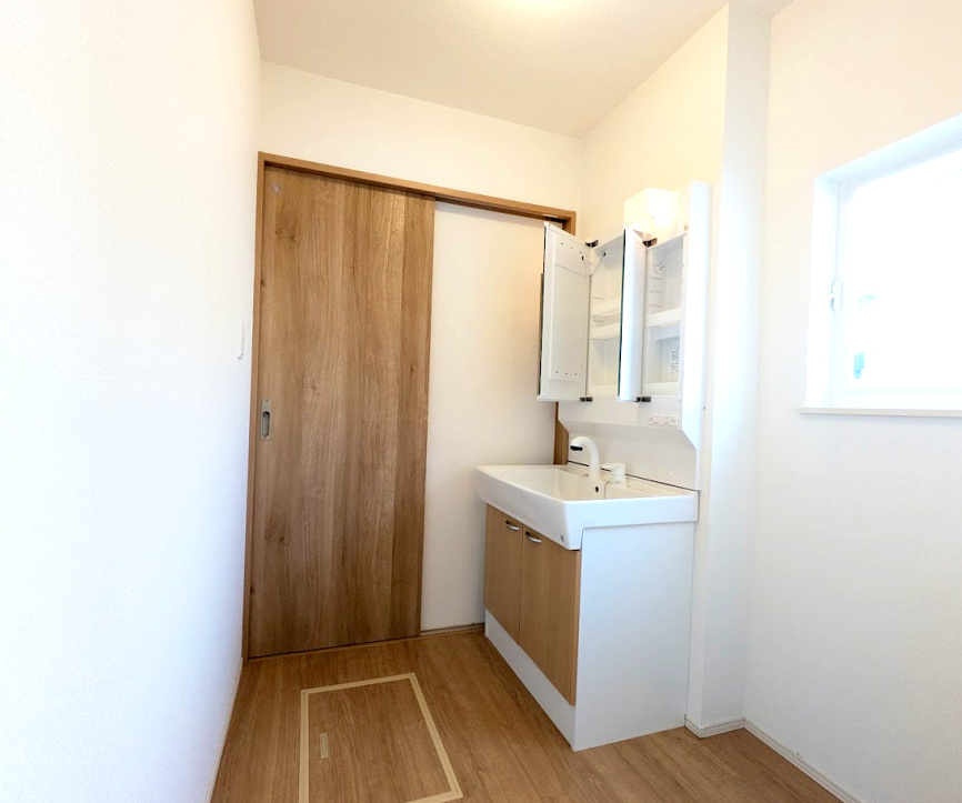大津市真野１丁目中古住宅の独立洗面台