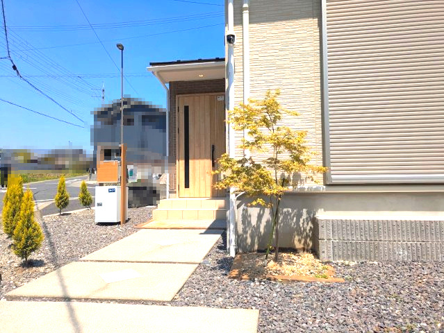 大津市真野１丁目中古住宅のエントランス