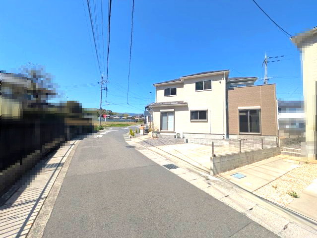 大津市真野１丁目中古住宅の前面道路含む現地写真