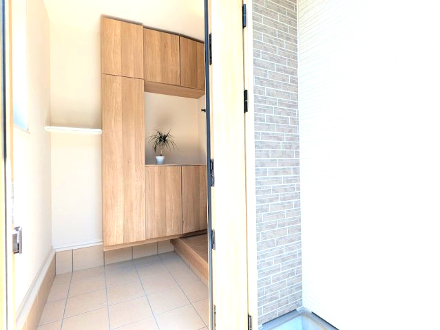 大津市真野１丁目中古住宅の玄関