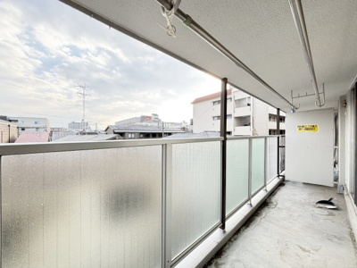 【バルコニー】 | コボリマンション北口 | 南向きバルコニーから、お部屋に日差しがたっぷりと差し込みます