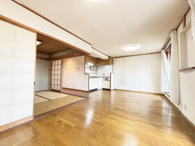 【居間・リビング】 | コボリマンション北口 | 阪急西宮北口駅徒歩6分、近隣に生活施設が揃う便利な立地。南向きの明るく風通しの良い住まい