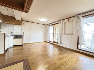 【居間・リビング】 | コボリマンション北口 | リビングが住まいの中心に。家族が自然に集まり、お互いの様子が分かりますね