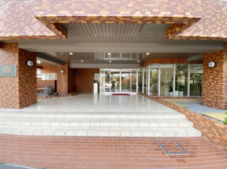 【エントランス】 | お客様を、そして住人を出迎えてくれるマンションのエントランス。ゴミが落ちていないことからも、管理状態の良さや住民の節度の高さが見て取れます。～即日のご見学可能～　お問合せはお気軽にどうぞ。