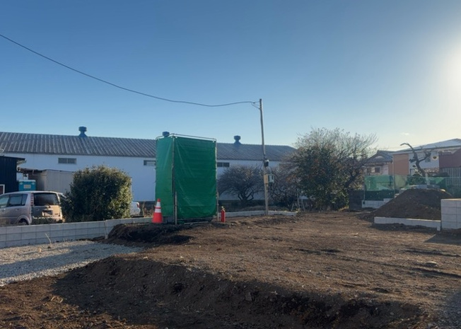 【バルコニー】 | バルコニーは、室外の専用スペースのうち、「屋根がなく開放された空間」であるものを指します。ベランダより広いタイプのものが多く、日当たりもよいため家庭菜園などを楽しみたい人にとって適した環境となります。