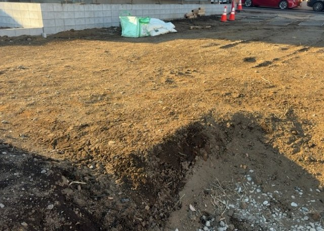 【構造・工法・仕様】 | ベタ基礎とは、柱の位置に関係なく全体に基礎がある事を指し、面積が大きい分建物の重さを全体に分散できます。また、地面からの湿気や害虫を遮断でき、木造住宅で心配されるシロアリ被害を防ぐ効果も期待できます。