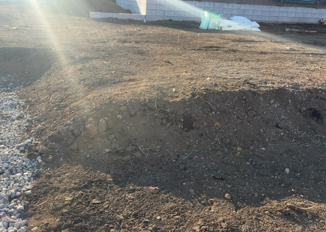 【冷暖房・空調設備】 | 基礎パッキング工法とは、床下の換気確保のため基礎と土台の間に緩衝材を挟み込む工法です。土台の下に数十センチの間隔で設置されるため、全体的な隙間が生まれます。床下換気口に比べて高い通気性が確保されます。