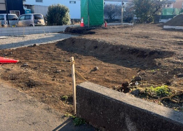 【外観】 | 現地に行くなら、物件の周囲の地形がどうなっているかを見ることも大切です。周辺より低くなっている土地では、大雨などで水が集まりやすいため、地盤が弱くなっているということも考えられるため、注意が必要です。