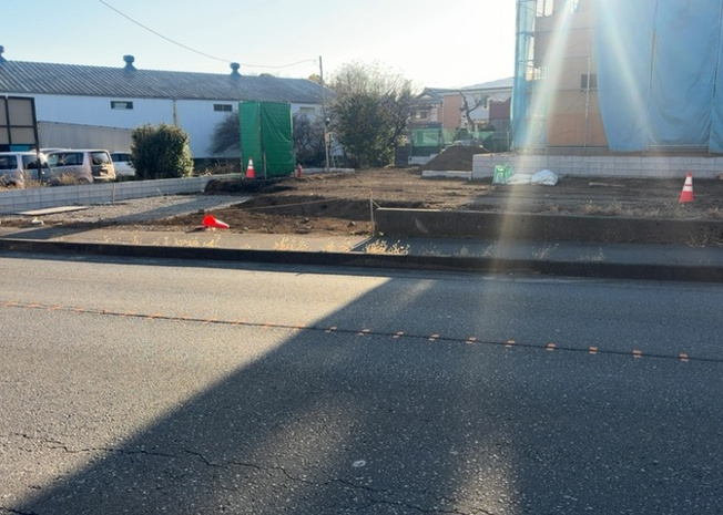 【前面道路含む現地写真】 | 道幅が狭い場所は比較的土地の値段が低いことが多く、また交通量が少ないため騒音が少なく静かな環境で過ごせます。また、小さいお子様がいるご家庭も安心です。一方で車の駐車が難しいというデメリットもあります。