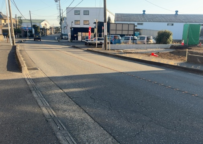 【前面道路含む現地写真】 | 道幅が広い場所は日当たりや風通が良好です。幅が広いのですれ違いも可能ですし大きな車でも駐車可能！一方で、大型車が通ることも多くなるため交通量の増加により騒音に繋がります。また土地の値段が高くなります。