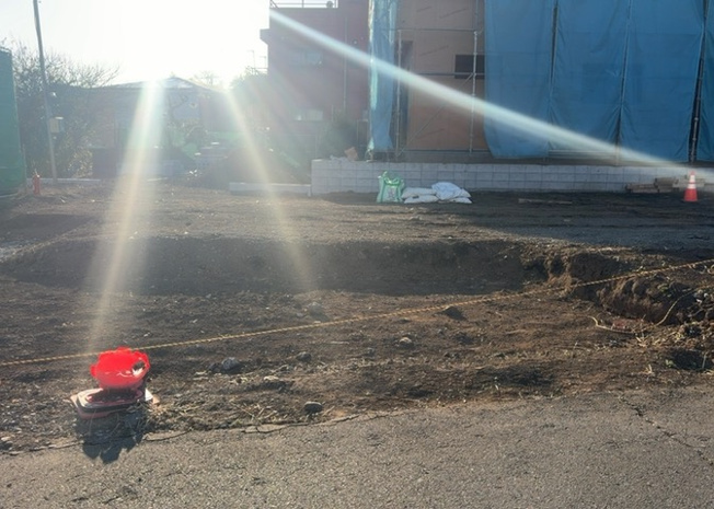 【外観】 | 現在は更地となっています。現地をご見学に行く際は、道路の幅や周辺の交通量、施設などをご確認頂くことをおすすめします！ある程度イメージをつけたいという場合は、同売主の施工事例や完成パースもお見せします。