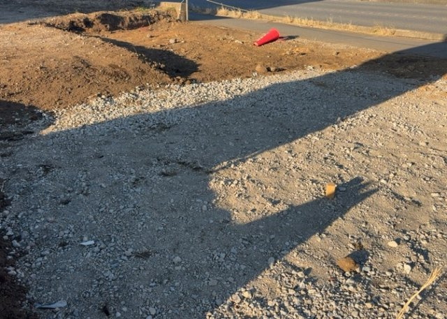 【駐車場】 | 車一台あたりに必要なスペースは、標準サイズの普通自動車で横幅2m50cm、長さ5mは必要になります。ただし、乗降のことも考慮して横幅3m30cm、長さ5m50cmほどは確保できるところを選びましょう。