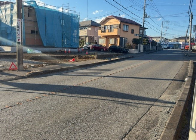 【前面道路含む現地写真】 | 住宅用の土地では前面道路に2m以上接していなければならないと法律で定められています。しかし、お持ちの車のサイズやライフスタイルなどにより、2mでは利便が悪い場合もございますので、事前に確認しましょう。
