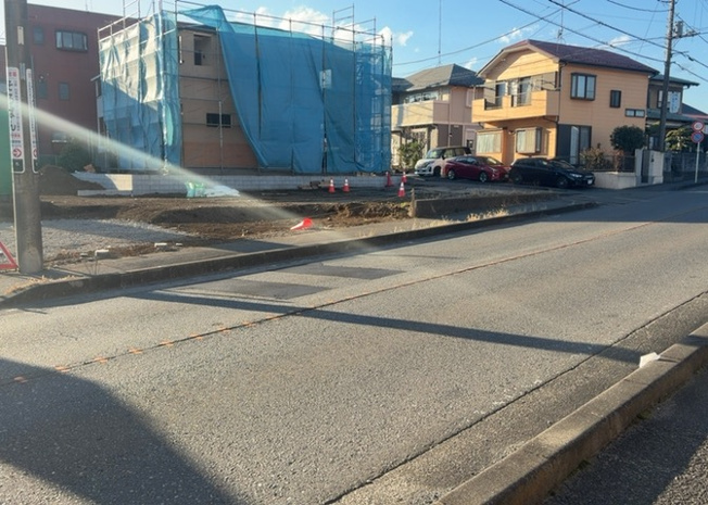 【前面道路含む現地写真】 | お持ちの車種によっては前面道路が広い方が便利でしょう。しかし、前面道路が広ければその分交通量が多くなるため、騒音などが気になる場合があります。実際に現地を見学し、周辺交通量や騒音などを確認しましょう！