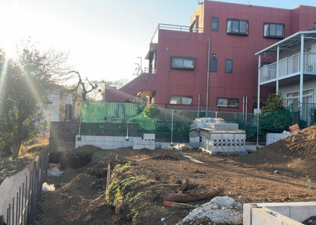 【バルコニー】 | バルコニーは、室外の専用スペースのうち、「屋根がなく開放された空間」であるものを指します。ベランダより広いタイプのものが多く、日当たりもよいため家庭菜園などを楽しみたい人にとって適した環境となります。