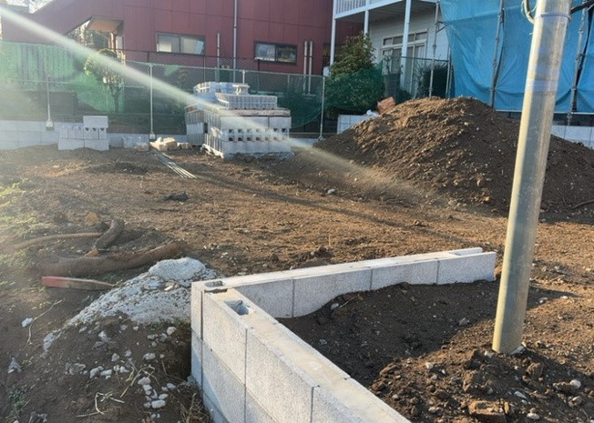 【構造・工法・仕様】 | 木造住宅とは土台、壁、柱など建築物の強度を支える構造体の材に木が使用されている構造を指します。構造体は建物の自重を支えるだけではなく風圧や水圧、積裁荷重などあらゆる衝撃に耐えるための基礎です。