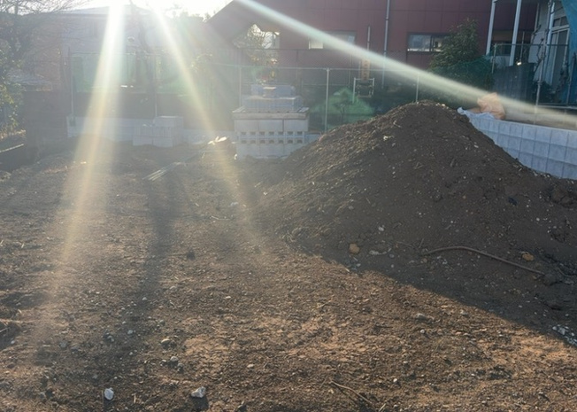 【構造・工法・仕様】 | ベタ基礎とは、柱の位置に関係なく全体に基礎がある事を指し、面積が大きい分建物の重さを全体に分散できます。また、地面からの湿気や害虫を遮断でき、木造住宅で心配されるシロアリ被害を防ぐ効果も期待できます。