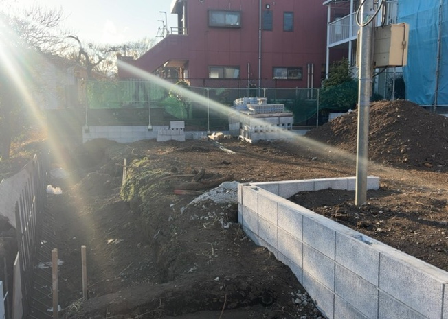 【外観】 | 現地に行くなら、物件の周囲の地形がどうなっているかを見ることも大切です。周辺より低くなっている土地では、大雨などで水が集まりやすいため、地盤が弱くなっているということも考えられるため、注意が必要です。