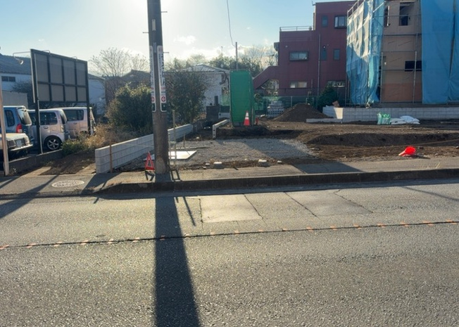 【前面道路含む現地写真】 | 道幅が狭い場所は比較的土地の値段が低いことが多く、また交通量が少ないため騒音が少なく静かな環境で過ごせます。また、小さいお子様がいるご家庭も安心です。一方で車の駐車が難しいというデメリットもあります。