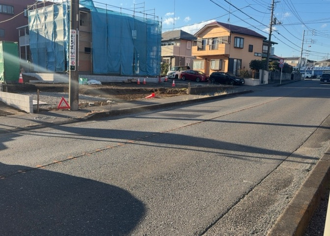 【前面道路含む現地写真】 | 道幅が広い場所は日当たりや風通が良好です。幅が広いのですれ違いも可能ですし大きな車でも駐車可能！一方で、大型車が通ることも多くなるため交通量の増加により騒音に繋がります。また土地の値段が高くなります。