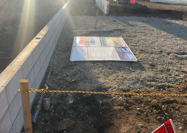 【駐車場】 | 車一台あたりに必要なスペースは、標準サイズの普通自動車で横幅2m50cm、長さ5mは必要になります。ただし、乗降のことも考慮して横幅3m30cm、長さ5m50cmほどは確保できるところを選びましょう。