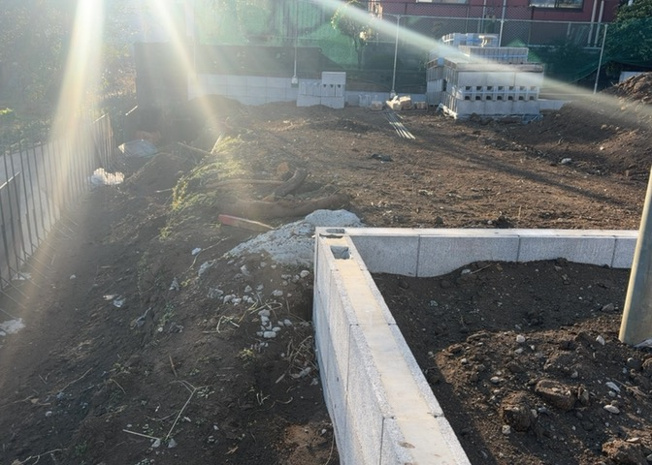 【玄関】 | 玄関ポーチにおいて最も重視すべきと言っても良いのが広さです。適切な広さの玄関ポーチでないと外見的なバランスは崩れてしまいますし、何より使いにくくなってしまいますので、現地で実際に下見をしてみましょう！