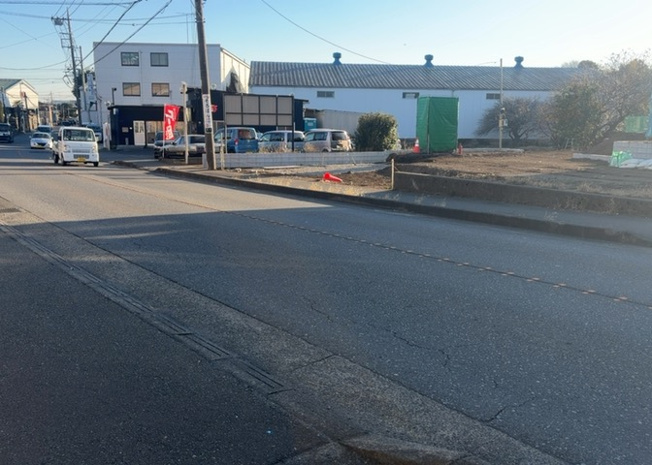 【前面道路含む現地写真】 | 住宅用の土地では前面道路に2m以上接していなければならないと法律で定められています。しかし、お持ちの車のサイズやライフスタイルなどにより、2mでは利便が悪い場合もございますので、事前に確認しましょう。