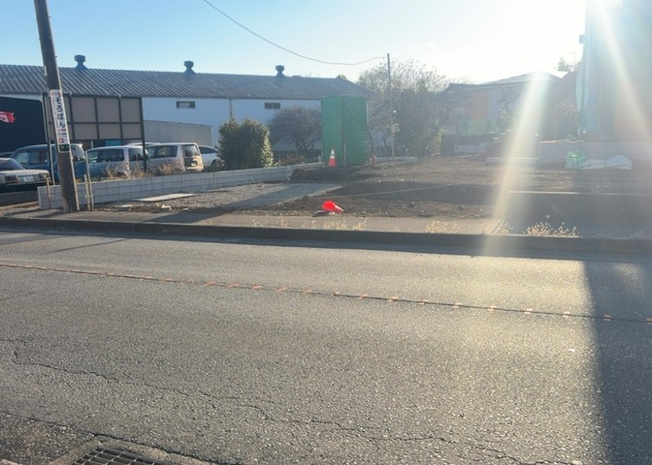 【前面道路含む現地写真】 | お持ちの車種によっては前面道路が広い方が便利でしょう。しかし、前面道路が広ければその分交通量が多くなるため、騒音などが気になる場合があります。実際に現地を見学し、周辺交通量や騒音などを確認しましょう！