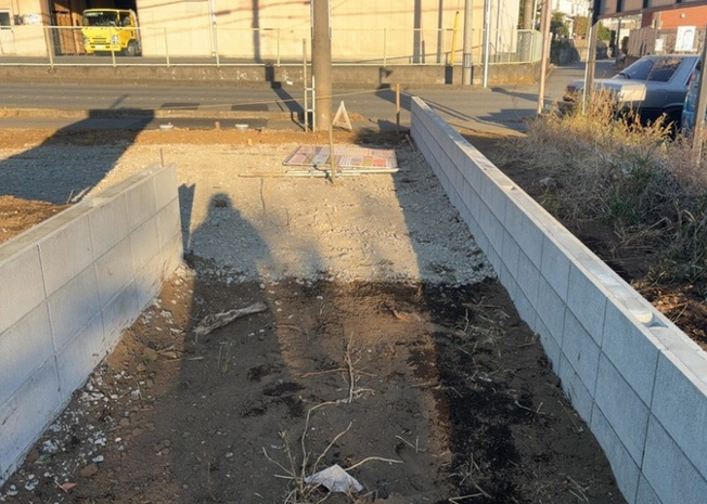 【駐車場】 | 駐車場と明記されていても、最小スペースでつくられた駐車場だと大型車は駐車できなかったり、出入りしにくくなったりする可能性があります。お車のサイズと購入したい物件の駐車場のサイズを現地で確認しましょう。