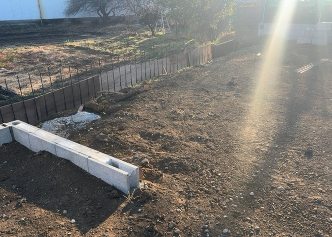 【玄関】 | 玄関は家の顔でもあり、家族以外の目にも止まる場所です。玄関は外との間を仕切る扉、靴などをしまっておく収納スペース、靴脱ぎのたたきスペース、来客とのやり取りをするドアホンなど複数のアイテムからなります。