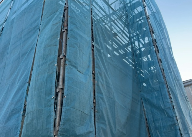 【バルコニー】 | バルコニーは、室外の専用スペースのうち、「屋根がなく開放された空間」であるものを指します。ベランダより広いタイプのものが多く、日当たりもよいため家庭菜園などを楽しみたい人にとって適した環境となります。