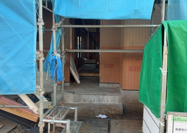 【玄関】 | 玄関は家の顔でもあり、家族以外の目にも止まる場所です。玄関は外との間を仕切る扉、靴などをしまっておく収納スペース、靴脱ぎのたたきスペース、来客とのやり取りをするドアホンなど複数のアイテムからなります。