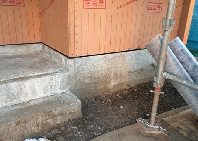 【構造・工法・仕様】 | ベタ基礎とは、柱の位置に関係なく全体に基礎がある事を指し、面積が大きい分建物の重さを全体に分散できます。また、地面からの湿気や害虫を遮断でき、木造住宅で心配されるシロアリ被害を防ぐ効果も期待できます。