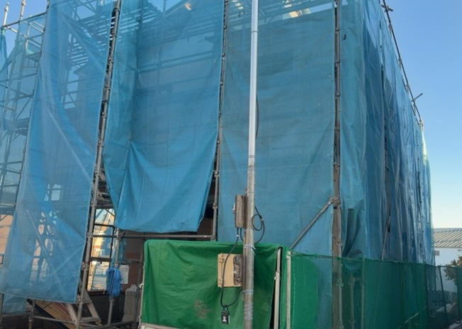 【外観】 | 現地に行くなら、物件の周囲の地形がどうなっているかを見ることも大切です。周辺より低くなっている土地では、大雨などで水が集まりやすいため、地盤が弱くなっているということも考えられるため、注意が必要です。