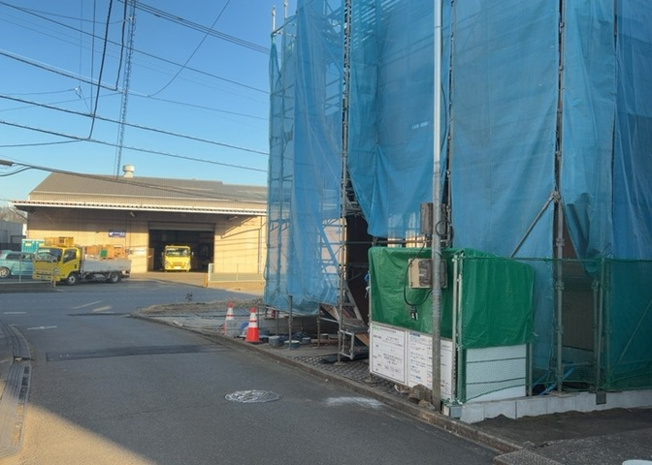 【前面道路含む現地写真】 | 道幅が狭い場所は比較的土地の値段が低いことが多く、また交通量が少ないため騒音が少なく静かな環境で過ごせます。また、小さいお子様がいるご家庭も安心です。一方で車の駐車が難しいというデメリットもあります。