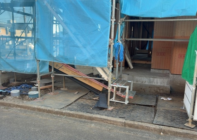 【駐車場】 | 車一台あたりに必要なスペースは、標準サイズの普通自動車で横幅2m50cm、長さ5mは必要になります。ただし、乗降のことも考慮して横幅3m30cm、長さ5m50cmほどは確保できるところを選びましょう。