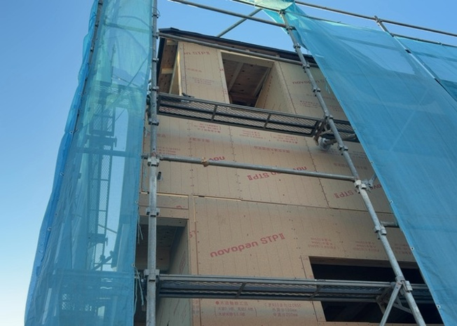 【外観】 | 一般的なバルコニーは、奥行1.5ｍ程ですが、ワイルドバルコニーは2ｍまで広がっています。そのため洗濯物の間隔をあけ干すことができ、乾きやすいというメリットや、ガーデニングが楽しめる等の特徴があります。