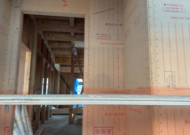 【セキュリティ】 | モニターで来訪者を確認して、目的が分からない場合はインターホンを通じて室内から会話することができます。怪しいと感じた場合はインターホン越しにお帰りいただくことができるので、直接会うことがなく安全です。