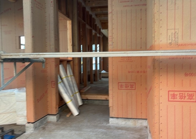 【玄関】 | 玄関は、狭すぎると複数人で使いにくく、広すぎても無駄な空間になりがちです。最低2畳を目安にして、家の広さとの兼ね合いや家族の人数を考慮して決めるとよいでしょう。現地を見学して快適な玄関を選びましょう！