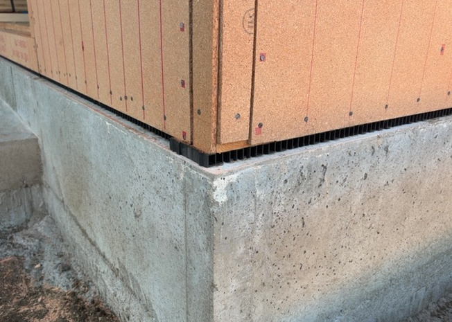 【冷暖房・空調設備】 | 基礎パッキング工法とは、床下の換気確保のため基礎と土台の間に緩衝材を挟み込む工法です。土台の下に数十センチの間隔で設置されるため、全体的な隙間が生まれます。床下換気口に比べて高い通気性が確保されます。