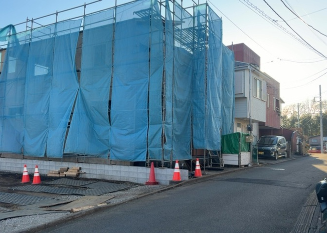 【前面道路含む現地写真】 | 住宅用の土地では前面道路に2m以上接していなければならないと法律で定められています。しかし、お持ちの車のサイズやライフスタイルなどにより、2mでは利便が悪い場合もございますので、事前に確認しましょう。