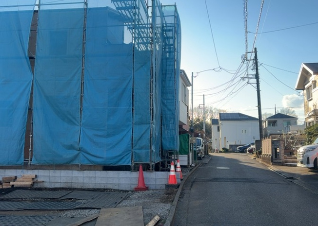 【前面道路含む現地写真】 | お持ちの車種によっては前面道路が広い方が便利でしょう。しかし、前面道路が広ければその分交通量が多くなるため、騒音などが気になる場合があります。実際に現地を見学し、周辺交通量や騒音などを確認しましょう！