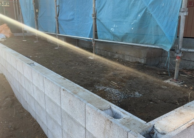 【庭】 | 庭があることでガーデニングや家庭菜園はもちろん、こどもの遊び場やペットを放して遊ぶことができます。また、家の周囲に余裕があるということです。隣地との間があれば、十分な日当たりと、風通しが確保できます。