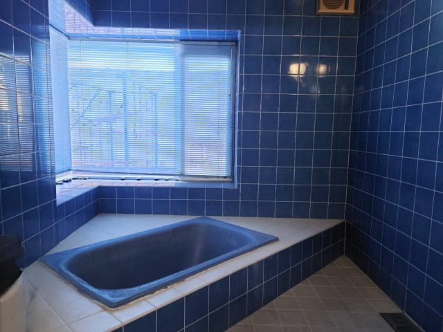 売中古戸建　藤枝市南新屋の浴室|浴槽が斜めに配置され、出窓もついたおしゃれなデザインです！