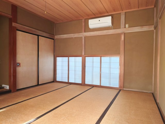 売中古戸建　藤枝市南新屋の和室|1階和室は10帖、広縁、床の間もあり、より広さを感じられます！