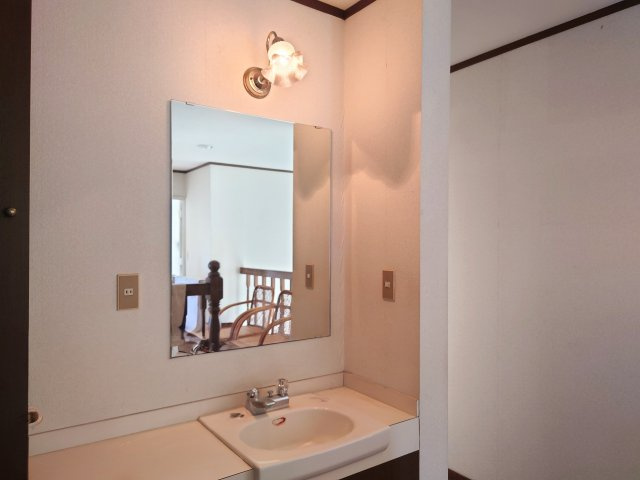 売中古戸建　藤枝市南新屋の独立洗面台|2階トイレの前に洗面台があります。洗面台は2階にもあると、とても便利です！