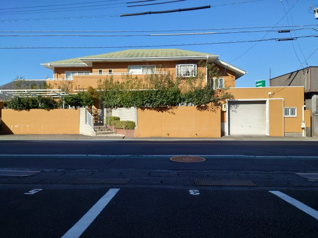 売中古戸建　藤枝市南新屋の外観|道路を挟んで南東側はアパートの駐車場なので、陽当たり良好です！